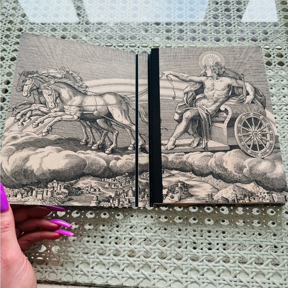 GUCCI RARE Fabric Hardcover Collectable❤️💚 - Picture 2 of 5